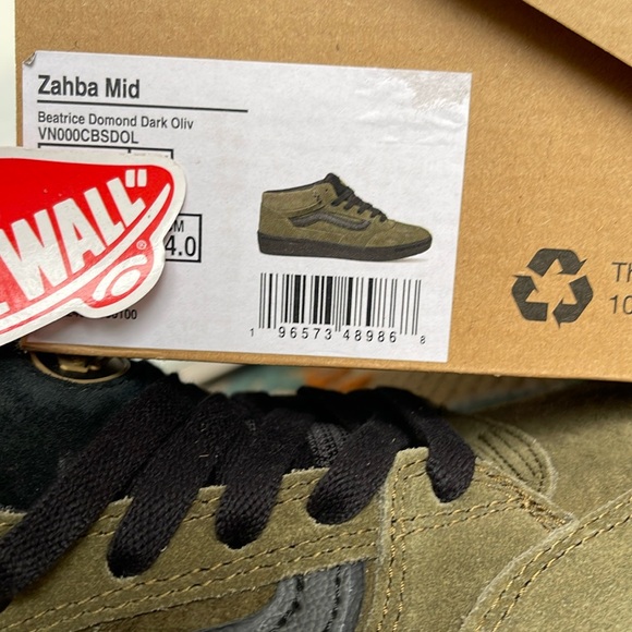 Vans Men’s Zahba Mid
Beatrice Domond Dark Olive
VN000CBSDOL
Sneakers - Picture 16 of 16